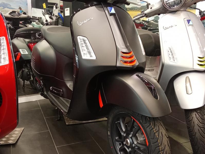 VESPA GTS SUPER SPORT